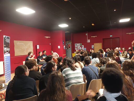 Bord de scène, discussions après le spectacle.